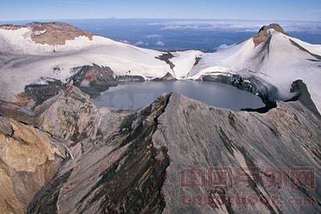 新西兰最大活火山现喷发迹象 民众被警告勿登山