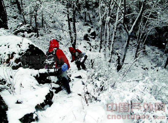 两大学生秦岭山中遇大雪失踪 一山民寻找再被困