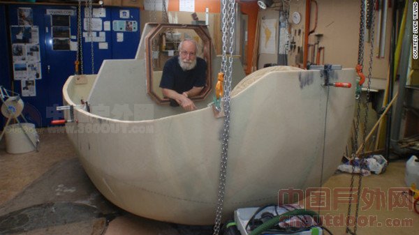 瑞典一73岁老汉自制“浴缸船” 欲环游世界