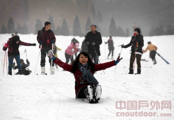 河南：万荣孤峰山国际滑雪场15日开门迎客