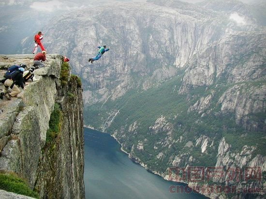 盘点高危运动:低空跳伞徒手攀岩皆不容犯错