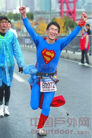 上海国际马拉松赛圆满落幕 奔跑的城市全民的节日