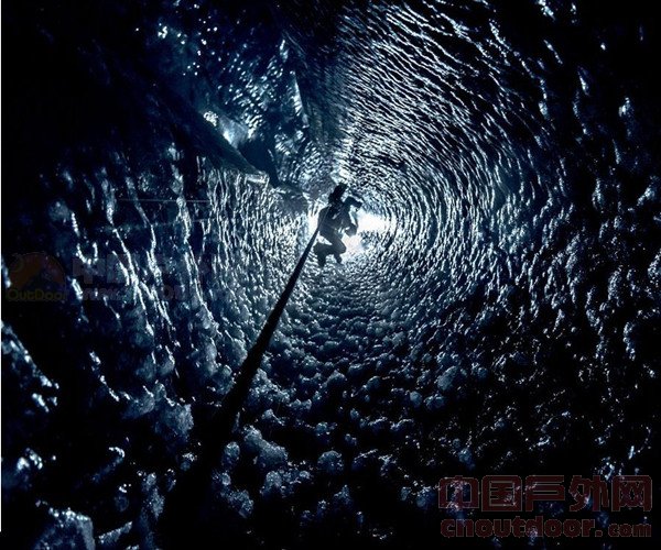 法阿尔卑斯山多名勇者惊险攀冰洞