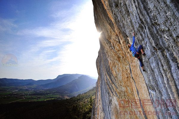美19岁美女完成全球最难攀岩路线