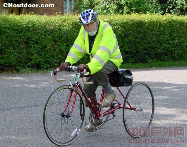 英百岁老人每周坚持骑行8公里