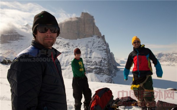 加拿大3定点跳伞者 挑战600米高峰