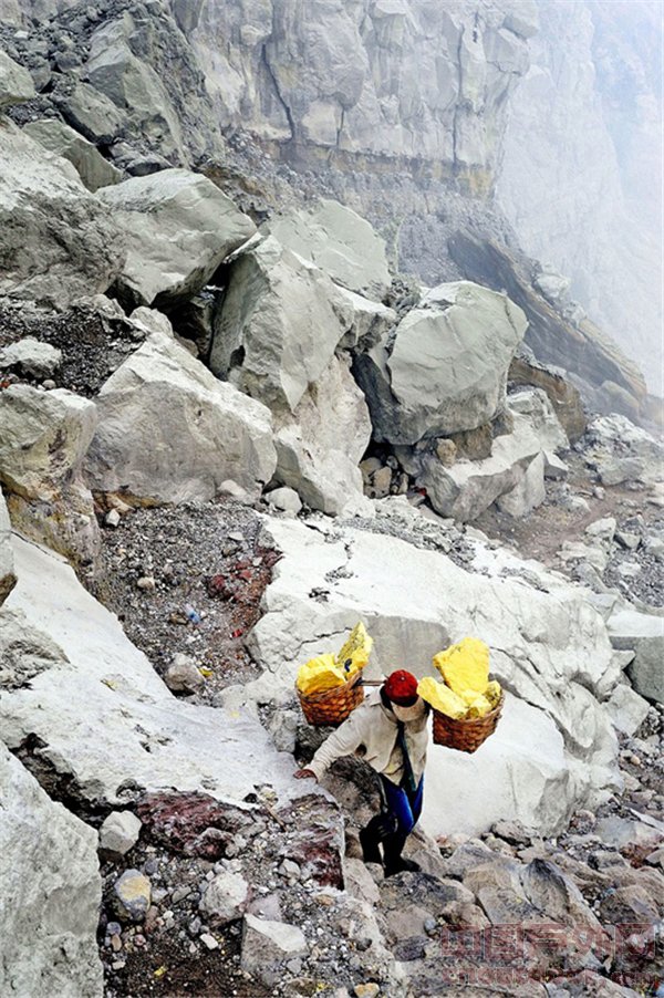 印尼火山口谋生的硫磺矿工