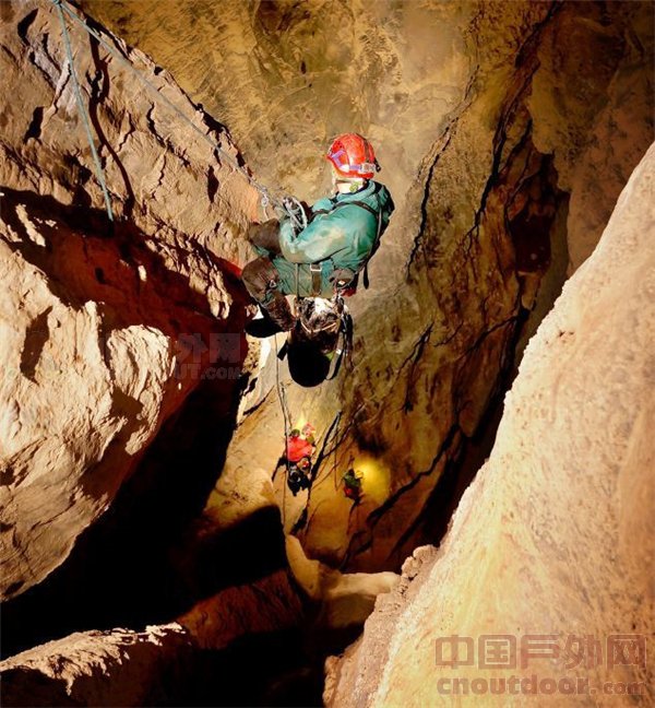 英探险家地心之旅刷新纪录：进入1545米深洞穴