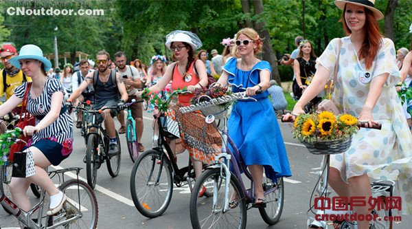 莫斯科举行妇女盛装骑行活动 众美女扎堆