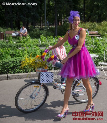 莫斯科举行妇女盛装骑行活动 众美女扎堆