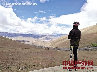 单腿小伙儿骑行2800公里到达珠峰 骑行中收获爱情