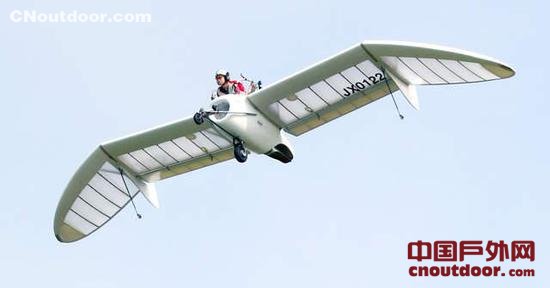 日本牛人打造现实版“风之谷”滑翔翼 试飞成功