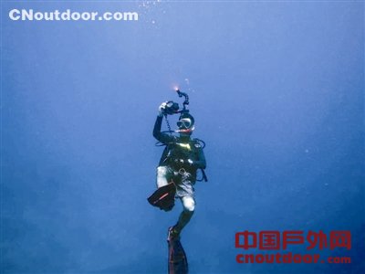 温州两潜水达人探索蓝色“国度” 称不作死不会死