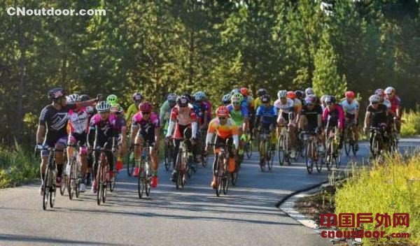 河北围场500名选手角逐自行车挑战赛 展草原骑行魅力