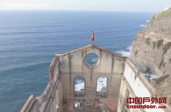 西班牙探险家挑战5层高废墟顶边缘行走