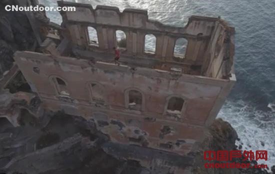 西班牙探险家挑战5层高废墟顶边缘行走