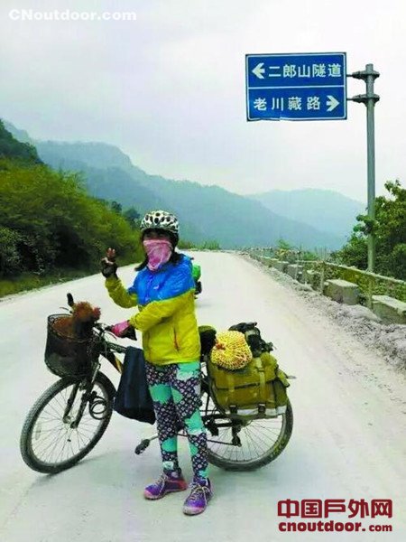 “女汉子”带着泰迪狗狗骑行去西藏 引发争议