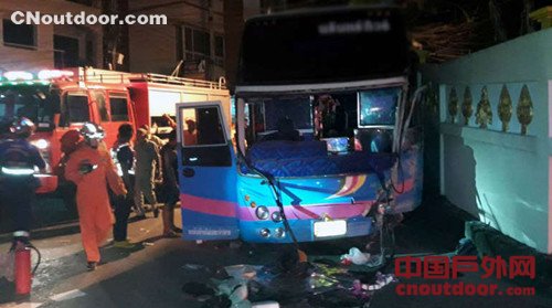 泰一观光巴士失控横冲直撞 逾30名中国游客受伤