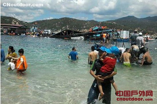 越南水上餐厅沉没：300名食客瞬间落水 2人死亡