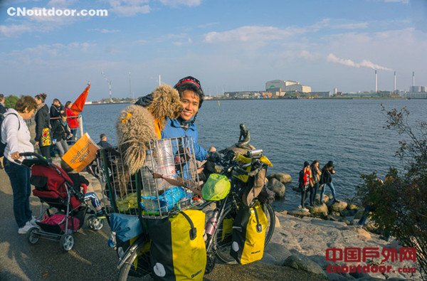 广西小伙带爱犬骑行25000公里 穿越20个国家环游世界