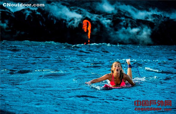 女冒险家在火山口冲浪 可能瞬间被烧焦