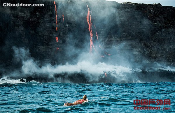 女冒险家在火山口冲浪 可能瞬间被烧焦