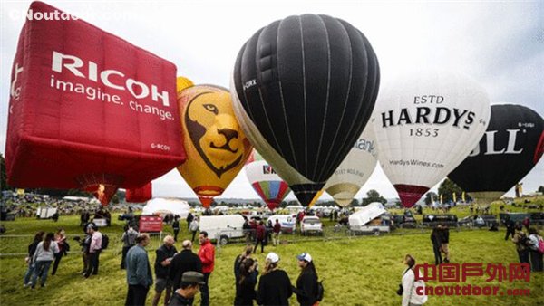 英国际热气球节各色造型争艳 五彩斑斓吸引眼球