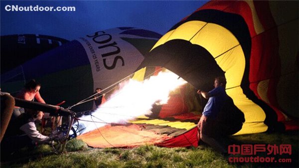 英国际热气球节各色造型争艳 五彩斑斓吸引眼球