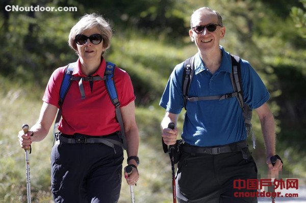 英国新任时尚女首相着运动衣 与丈夫在瑞士度假徒步