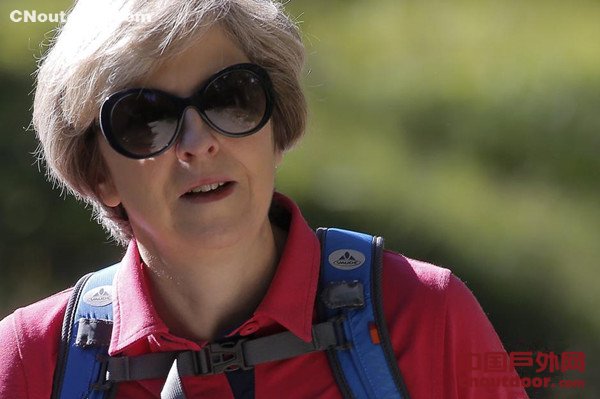 英国新任时尚女首相着运动衣 与丈夫在瑞士度假徒步