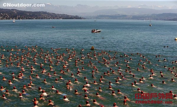 游泳爱好者横渡苏黎世湖 人头攒动场面壮观