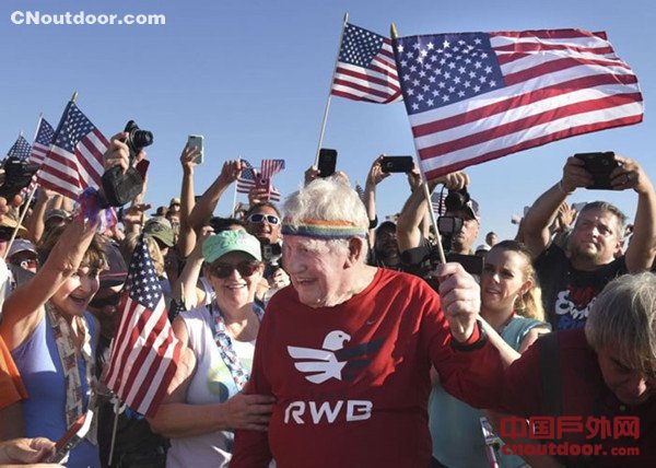 93岁二战老兵完成壮举 2年10个月徒步横跨美国