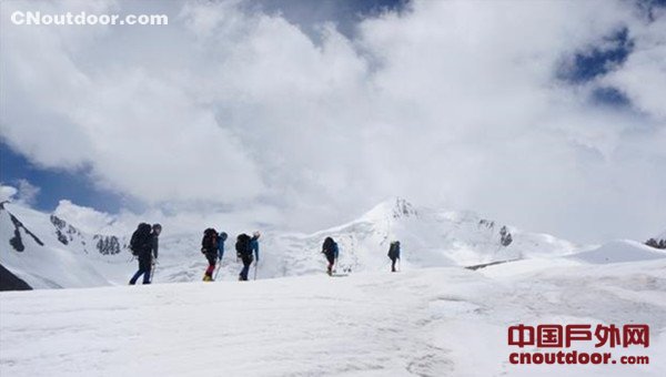 西藏山区连续降雨 北大和厦大登山队放弃冲顶