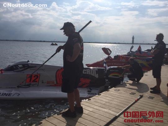中国天荣队选手菲利普·洽培获F1摩托艇世锦赛季军