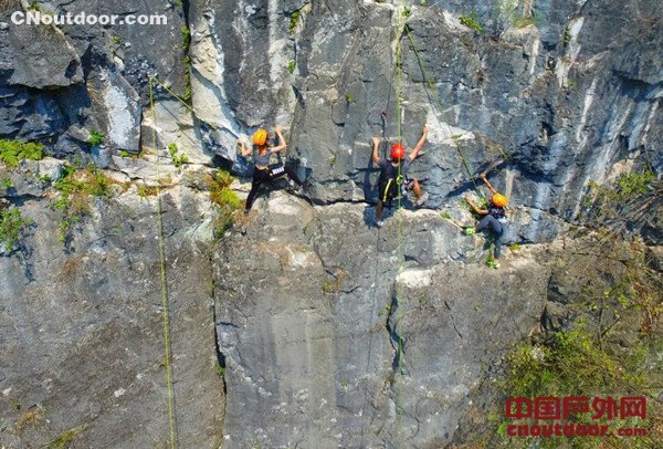 湖南湄江组建攀岩队 美女攀登百米崖壁