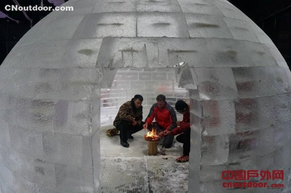 “驴友”用人造冰块自建冰屋挑战生存极限