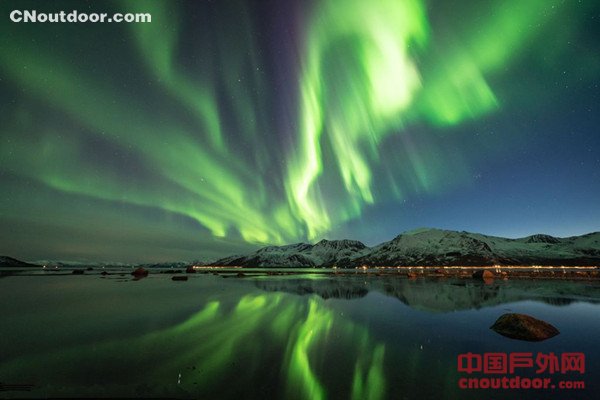 挪威北极光奇幻美丽如从山口喷出