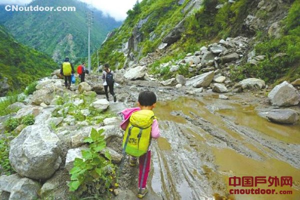4岁最小背包客走完川藏线 准备徒步东南亚
