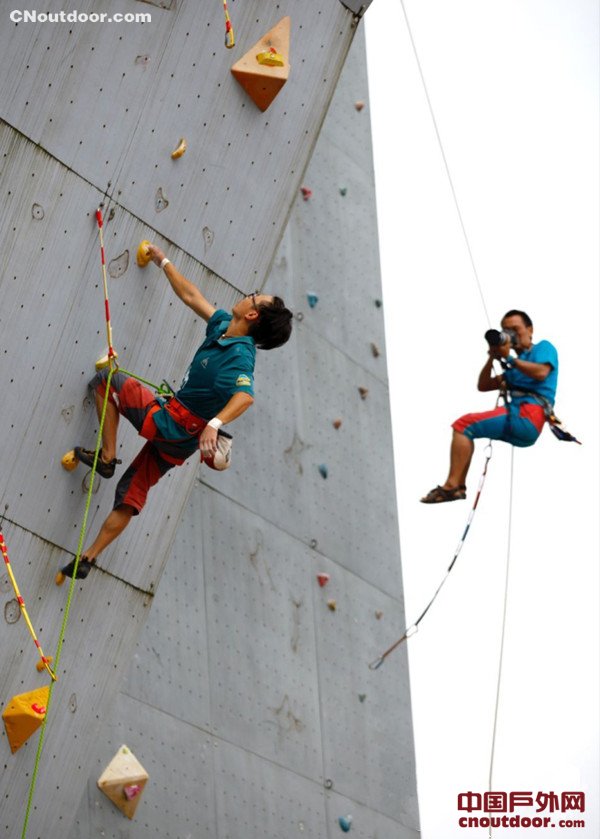 云南第二届攀岩公开赛“蜘蛛侠”飞檐走壁比高下