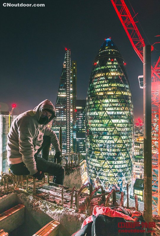 男子高楼边缘另类视角拍伦敦夜景
