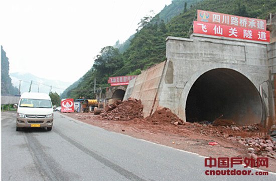 川藏线第一关飞仙关隧道贯通了 明年自驾可更爽快