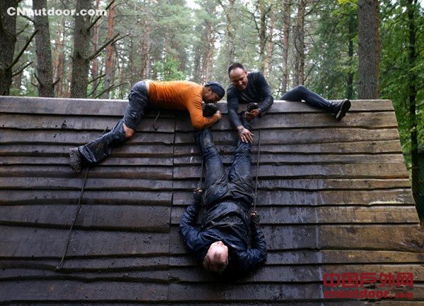 白俄罗斯举行极限跑 选手爬木板过水坑挑战自我