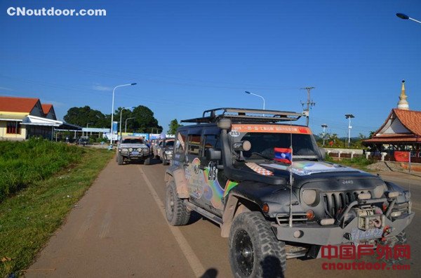 中国越野赛车抵达老挝 受到热烈欢迎