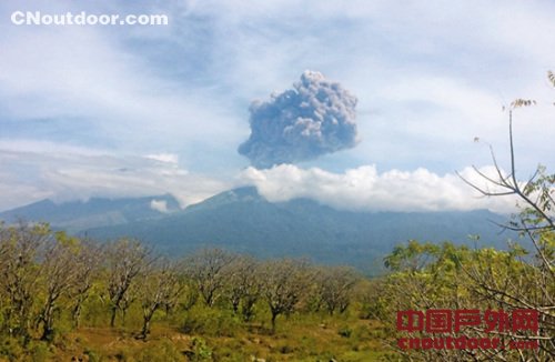 印尼火山爆发超250名登山客下路不明 多为外籍