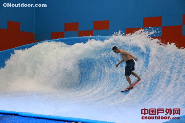 重庆首个极限运动中心正式开业 可在室内玩冲浪
