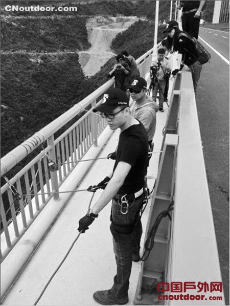 "云南蹦极第一人"极限挑战荡绳 500米高桥飞身跃下