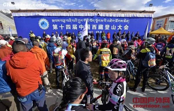 中国32名业余登山者全员登顶世界第6高峰卓奥友