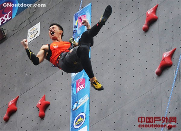 钟齐鑫勇夺世界杯攀岩赛男子速度冠军