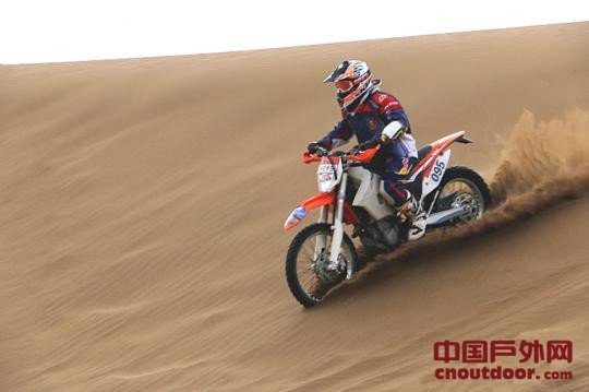 新疆库木塔格沙漠上演摩托车版“翻越沙山”