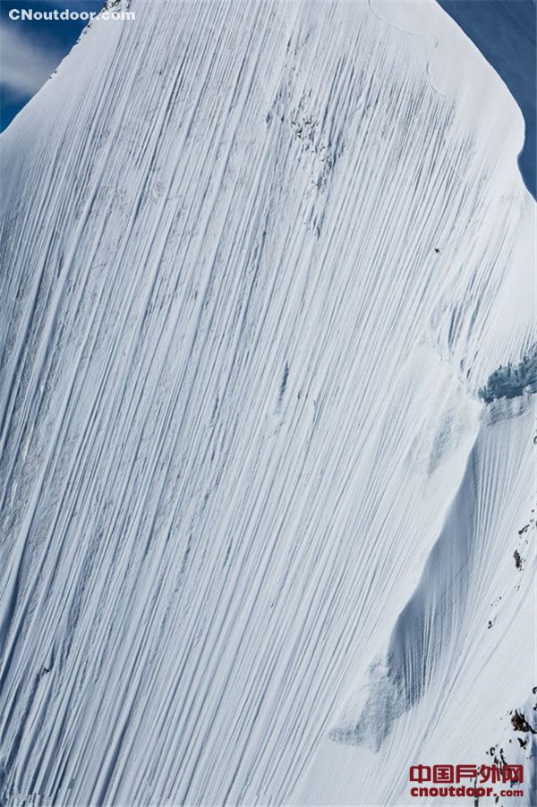 挑战极限：瑞士滑雪者从4000米高峰上俯冲而下
